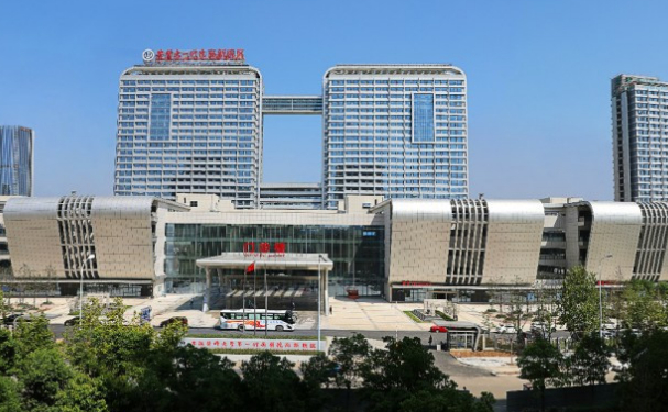 安徽醫(yī)科大學第一附屬醫(yī)院李小靜拉皮手術(shù)術(shù)后一年案例揭秘(效果怎么樣?技術(shù)特色)